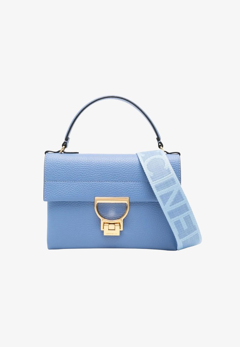Niebieska skórzana torebka o strukturalnym kształcie, z pozłacaną okuć, uchwytem z góry oraz odczepianym paskiem z nadrukowanymi literami.