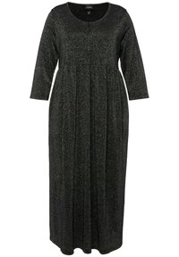 Robe longue noire en matériau texturé et scintillant. Présente un col rond, des manches longues et un design plissé descendant de la taille.