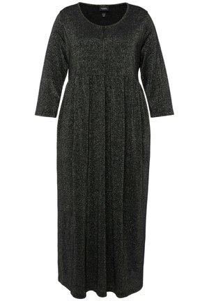 Lang sort kjole lavet af tekstureret, glitrende materiale. Har en rund halsudskæring, lange ærmer og et plisseret design, der strømmer fra taljen.