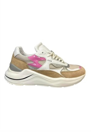 Sneaker con un mix di suede beige e rete bianca, accentuati da dettagli rosa, suola texturizzata e un design a strati per supporto.