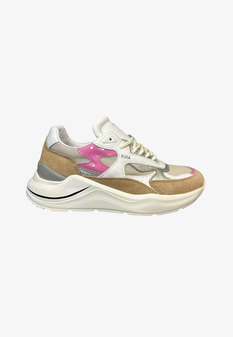 Sneaker con un mix di suede beige e rete bianca, accentuati da dettagli rosa, suola texturizzata e un design a strati per supporto.