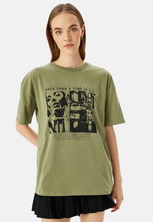 Olijfgroen katoen T-shirt met een grafische opdruk in het zwart, inclusief afbeeldingen en tekst, relaxte pasvorm, korte mouwen en een ronde halslijn.