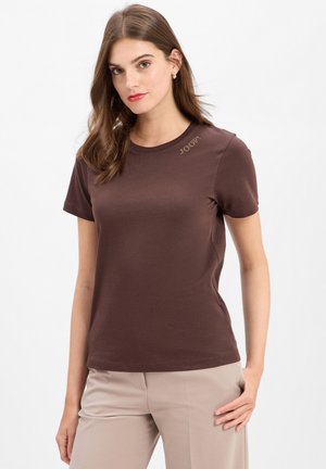 T-shirt marron à manches courtes en coton doux avec un col rond et un subtil emblème "JOULES" brodé sur l'épaule.