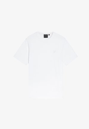 Hvid kortærmet t-shirt med rund hals og en lille præget logo på venstre bryst samt en sort mærkeetiket inde i kraven.