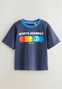 Tamsiai mėlynas medvilninis marškinėliai su apvaliu mėlynu apykakle. Yra ryškus sporto tema grafikas ir "SPORTO AKADEMIJA" tekstas baltos spalvos.