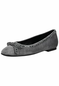 Zapato plano de gamuza gris con punta redondeada, detalle de lazo y una fila de tachuelas decorativas a lo largo del cuello. Tacón rectangular bajo.