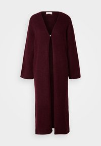 Burgundy színű, elöl nyitott kardigán hosszú ujjal és egy gyöngygombbal, puha kötött anyagból készült, laza szabású.