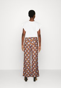 Résumé Spodnie materiałowe