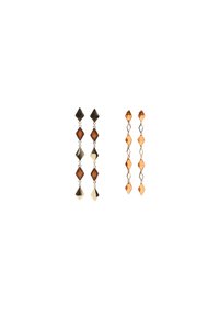 Goldfarbene Ohrringe mit geometrischen Formen, verziert mit dunklen und bernsteinfarbenen Kristallakzenten. Zwei unterschiedliche Designs zeigen eine Mischung aus Texturen.