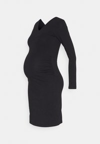 Vestido de maternidade preto de mangas longas com decote em V, apresentando um design justo e costuras laterais franzidas para conforto. Textura de tecido suave.