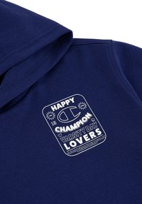 Felpa blu navy con grafica stampata bianca recante il testo "HAPPY CHAMPION VARSITY DAY LOVERS" e logo. Tessuto di cotone morbido, vestibilità rilassata.