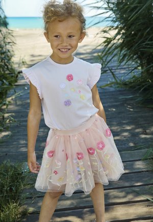 Hellrosa Oberteil mit gerafften Ärmeln, verziert mit Blumenstickerei. Tüllrock in sanftem Rosa mit bestickten Blumen und einem Taillenband.