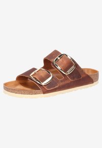 Bruine leren sandalen met twee brede banden en zilveren gespen, een kurken voetbed en een gestructureerde rubberen zool. Eenvoudig en functioneel ontwerp.