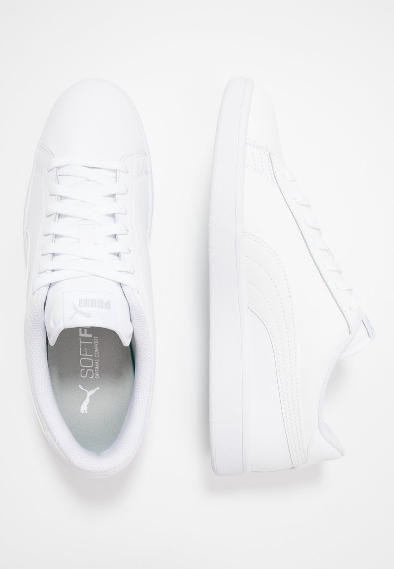 Baskets blanches avec un dessus synthétique lisse, un bout arrondi, un système de laçage et des accents texturés sur les côtés. Dotées d'une semelle intérieure rembourrée.