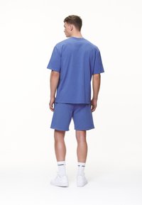 Pegador LOGO TEE - Basic póló - washed retro blue/white gum