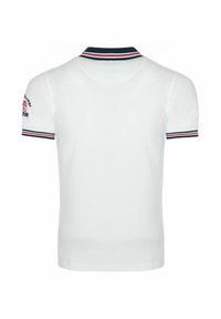 Polo de manga corta blanco con cuello y puños a rayas en azul marino, blanco y rojo, mostrado desde atrás.