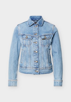 Gaiši zilā džinsa jaka ar pogu priekšpusi, divām krūšu kabatām ar atlokiem, sānu kabatām un gariem piedurknēm uz vienkrāsaina fona.