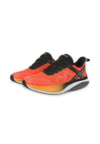 Scarpe sportive con una parte superiore in maglia testurizzata rosso-arancio brillante, dettagli neri, suola leggera e una sfumatura gialla contrastante sul tallone.