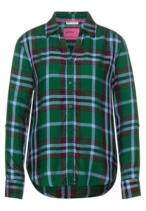 Camisa verde de cuadros con mangas largas, botones, cuello y dobladillo redondeado, con rayas azules, negras y rojas.