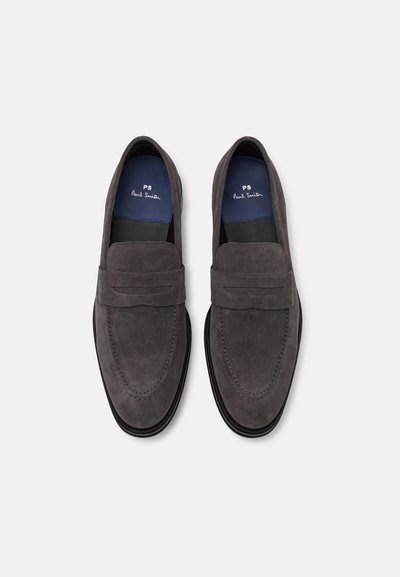 Graue Wildleder-Loafers mit klassischem Design, ausgestattet mit einer genähten Mokassinschnauze und einer glatten Lederinnensohle. Keine sichtbaren Beschläge oder Akzente.