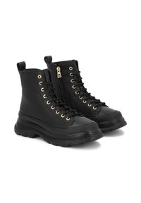 Botine negre până la gleznă, realizate dintr-o piele sintetică netedă, cu ochiuri aurii, închidere cu fermoar în față și o talpă groasă, texturată.