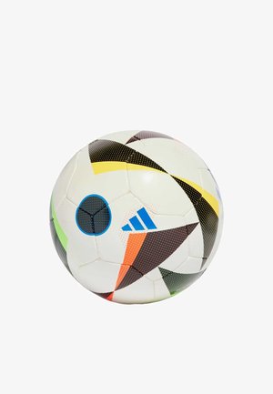 Biała piłka nożna z wielokolorowymi wzorami geometrycznymi, z niebieskimi akcentami i czarnymi kropkami, wykonana z materiałów syntetycznych.