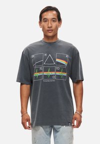 Re:Covered FLOYD PERIODIC DARK SIDE OF THE MOON - Printtipaita - washed black