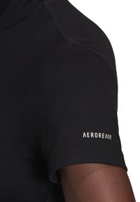 Černé sportovní tričko s krátkými rukávy, texturovaná látka, na rukávu bílé logo "AEROREADY". Hladký design, dobře sedící střih.