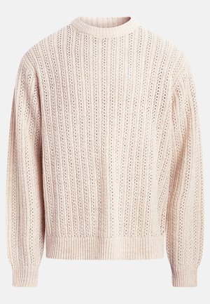 Ανοιχτό ροζ πλεκτό πουλόβερ με ριμπ πλεκτή στρογγυλή λαιμόκοψη, μακριά μανίκια και υφή με κάθετες σειρές μικρών οπών.