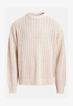 Svetlo roza pleten pulover z rebrastim okroglim ovratnikom, dolgimi rokavi in teksturiranim vzorcem vertikalnih vrstic z majhnimi luknjicami.
