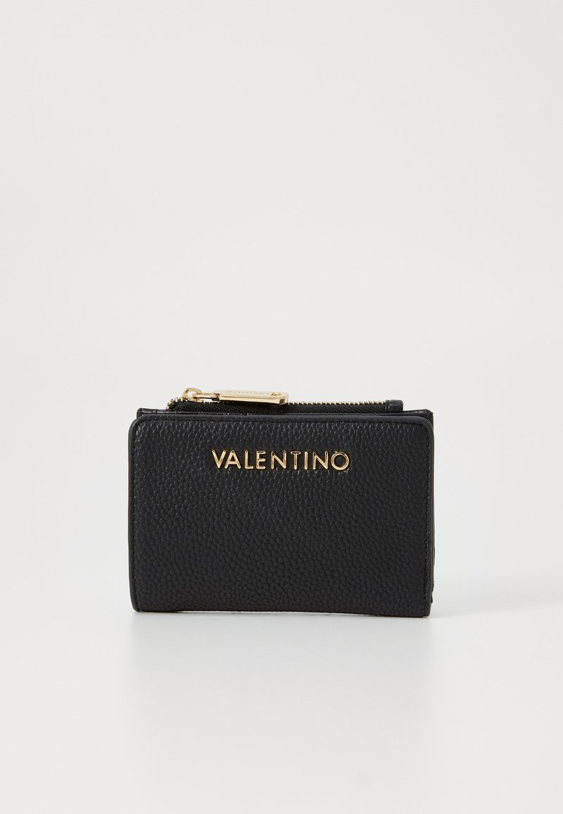 Portefeuille en cuir noir avec une finition texturée, doté d'une fermeture éclair. Logo "VALENTINO" en or affiché sur le devant.