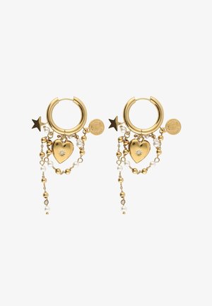 Goldene Creolen-Ohrringe mit hängenden Herzanhängern, Sternformen, kleinen Münzanhängern und Ketten aus Perlen und goldenen Perlen.