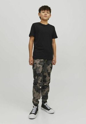 Zwart T-shirt met korte mouwen, gecombineerd met grijze camouflage cargobroek met zakken, aangevuld met zwarte hoge sneakers met witte zolen.