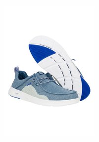 Zapatillas de punto azules con una suela de goma blanca y azul. Cuentan con un collarin acolchado, cordones ajustables y una parte superior de tejido texturizado.