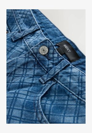 Jeans din denim albastru cu un model matlasat, având un închizător cu buton ridicat și un eticheta neagră cu inscripția "NEXT". Țesătura are un aspect texturat.