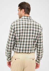 Camicia a maniche lunghe da uomo con un motivo a quadri verde, marrone e bianco. Presenta polsini con bottoni e un colletto classico, realizzata in un tessuto leggero.