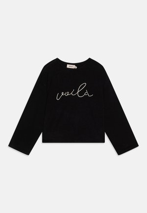 Černé cropped tričko s dlouhým rukávem, na přední straně s bílým kurzívním nápisem "voilà", vyrobené z měkké tkaniny a s kulatým výstřihem.
