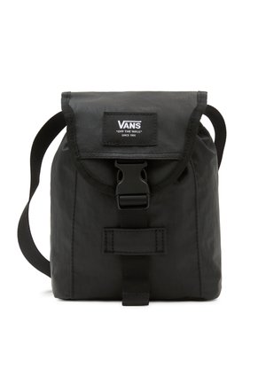 Schwarze Vans Schultertasche mit Deckelklappe, die durch eine Schnalle gesichert ist, verstellbarem Riemen und Vans-Logo-Patch mit der Aufschrift "Off The Wall Since 1966."
