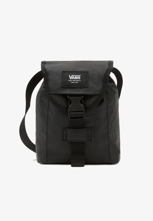 Czarna torba na ramię Vans z górną klapą zabezpieczoną klamrą, regulowanym paskiem oraz naszywką z logo Vans z napisem "Off The Wall Since 1966".