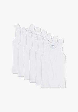 Sechs weiße ärmellose Unterhemden, überlappend angeordnet, vor einem schlichten weißen Hintergrund dargestellt.