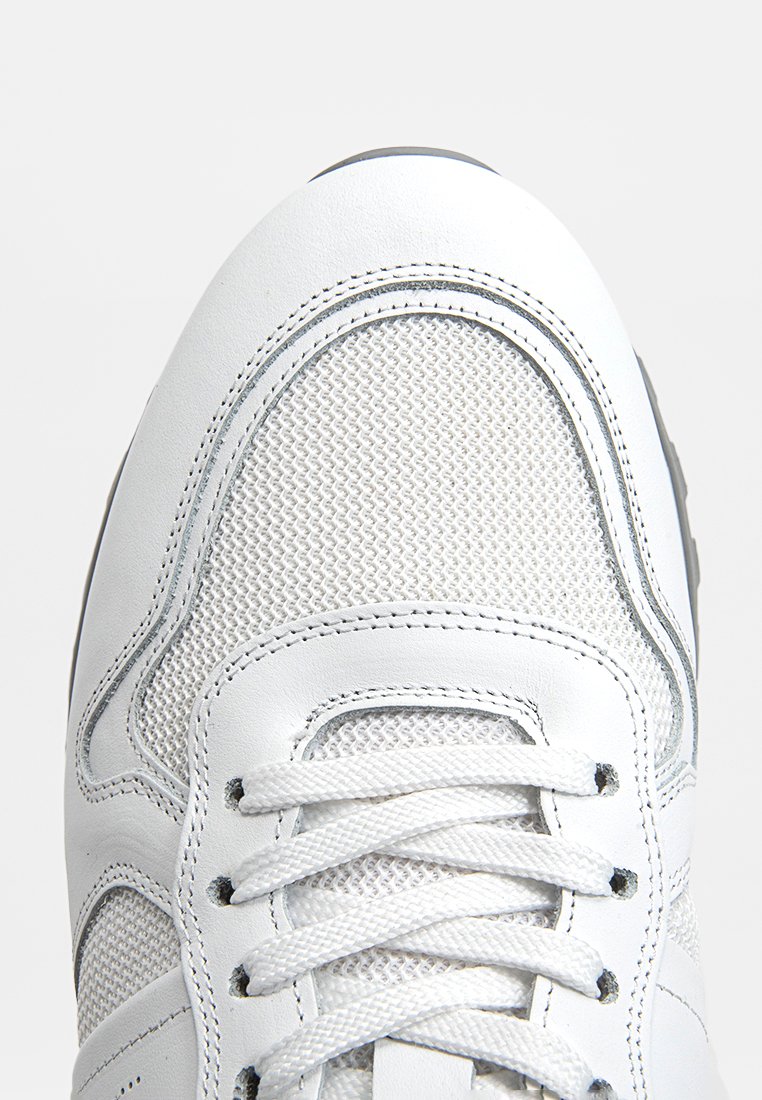 Weißer Sneaker mit einem Obermaterial aus Mesh und Lederakzenten. Verfügt über runde Schnürsenkel, gestickte Details und eine Gummisohle mit strukturiertem Profil.