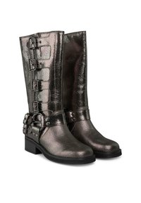 Metaliczne srebrne botki do kolan o teksturowanym wykończeniu, z akcentami w postaci klamer oraz niskim obcasem blokowym, zapewniającym stabilność i styl.