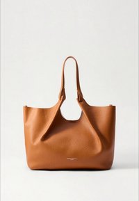 Καφέ δερμάτινη τσάντα tote με υφή, ανοιχτή κορυφή και δύο ανθεκτικές λαβές. Διαθέτει διακριτική εγγραφή του εμπορικού σήματος στο μπροστινό μέρος.
