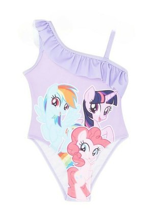 Maillot de bain violet à une épaule avec une bretelle à volants, arborant des poneys de dessin animé colorés imprimés à l'avant. Texture de tissu lisse.
