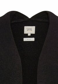 Schwarzer Pullover aus recyceltem Strick mit V-Ausschnitt. Das Etikett zeigt die Marke "Camel Active" und die Größe "S". Weicher, strukturierter Stoff mit schlichter Verarbeitung.