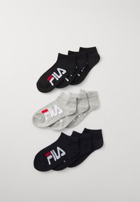 Kolme paria nilkkasukkia: kaksi mustaa ja yksi harmaa. Jokaisessa parissa on "FILA"-logo valkoisella punaisilla yksityiskohdilla. Puuvillasekoitetta, sileä tekstuuri.