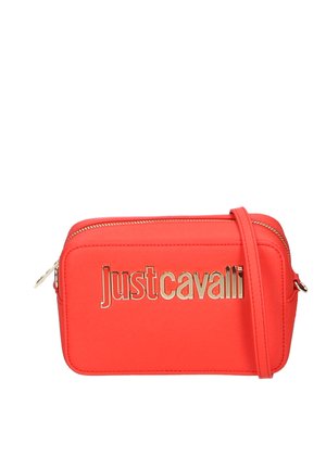 Bolso de hombro de imitación cuero rojo con logo en tono dorado "Just Cavalli", cierre de cremallera y correa desmontable. Forma rectangular con textura suave.