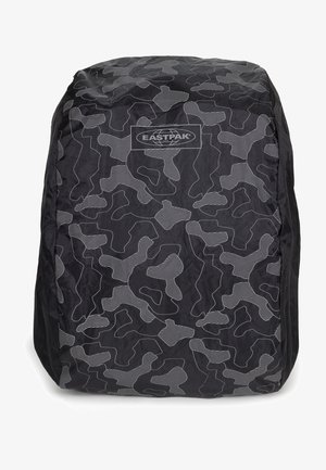 Sort camouflage rygsækoverdel med en glat, ensartet tekstur og omrids af abstrakte mønstre. Har Eastpak-logoet foran.