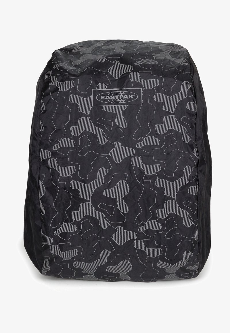 Cubierta de mochila de camuflaje negra con una textura elegante y suave, y patrones abstractos delineados. Presenta el logo de Eastpak en la parte frontal.
