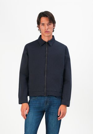 Navyblauwe jas met een kraag, voorrits en lange mouwen; heeft een eenvoudige stijl en een cropped pasvorm bij de taille.